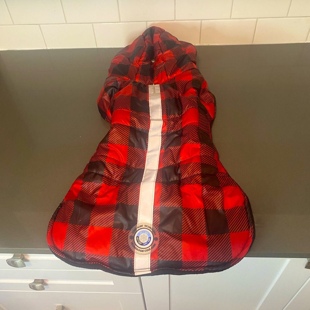 Size XL/L. Easy fit body. Cold alert patch. Reflective stripe